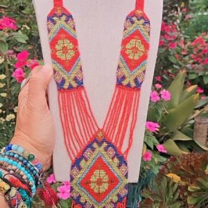 Collar Tribal de Chaquira "Esencia" – Estilo Boho – Rojo y Blanco