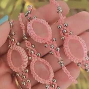 Pulsera de macramé con cuarzo rosa