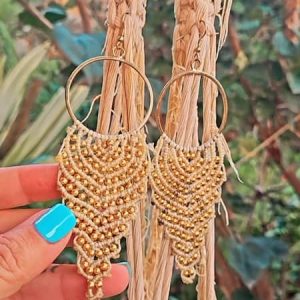 Pendientes de macramé con bolitas doradas