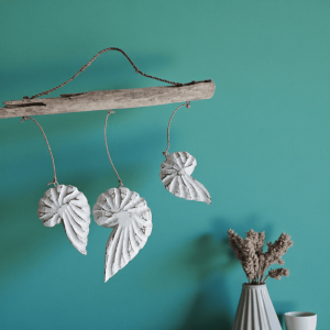 Móvil de madera caracolas