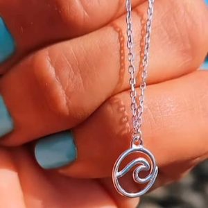 Collar Ola de Mar en Plata de Ley 925 - Colgante Minimalista Estilo Surf.