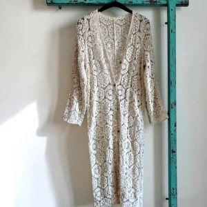 Quimono Largo de Crochet Beige con Botones de Coco - Estilo Boho Chic