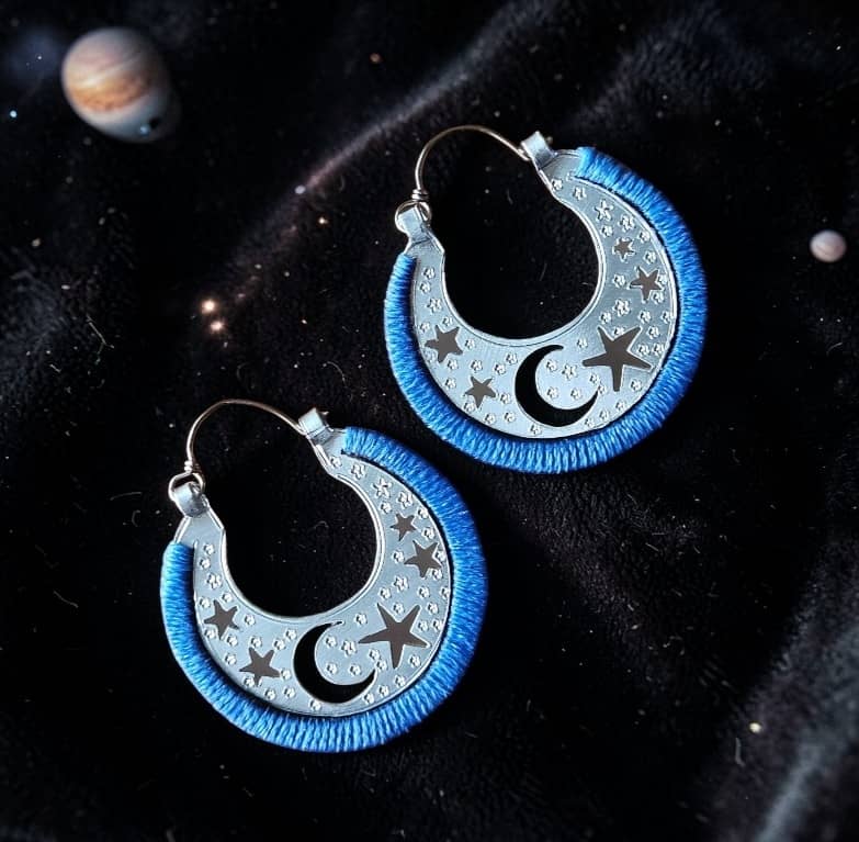 Argollas Canarias Artesanales de Aluminio e Hilo Azul - Diseño Luna y Estrellas (4 cm)