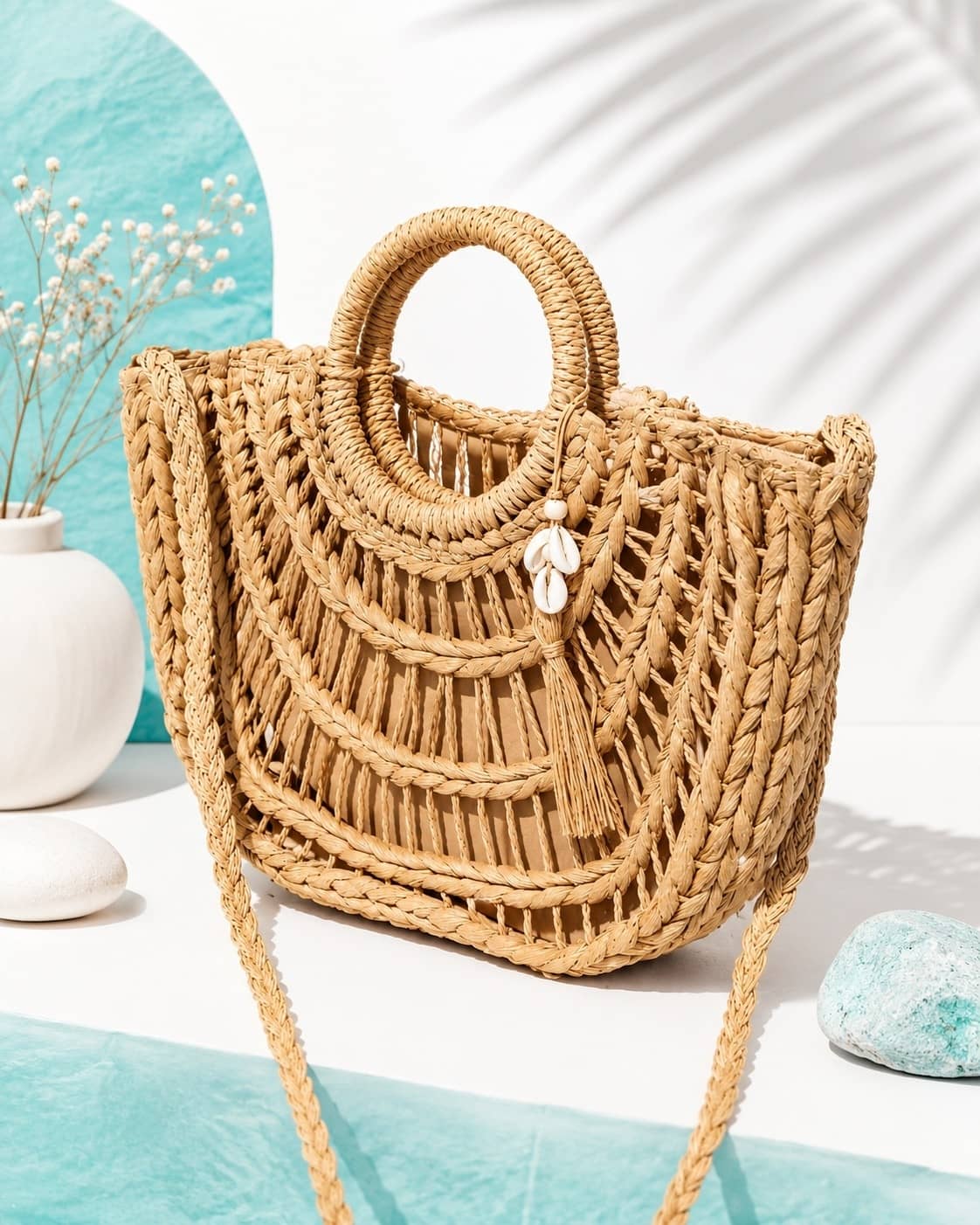 bolso de rafia con caracolas color tabaco