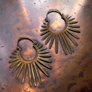 Pendientes de Sol en Latón Dorado - Aros Étnicos Artesanales de Indonesia (4cm)