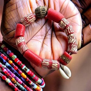 Pulsera de Krobo Artesanal - Cristal Reciclado de Ghana y Pintada a Mano