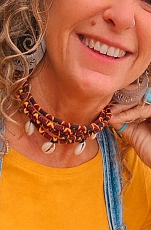 Gargantilla Africana Artesanal de Dakar – Collar de Telas y Caracolas | Edición Limitada - Imagen 3