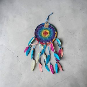 Atrapasueños Artesanal Multicolor – Energía y Luz (22x49 cm)