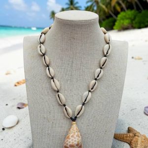 Collar Artesanal de Indonesia – Caurís Naturales y Caracola Central