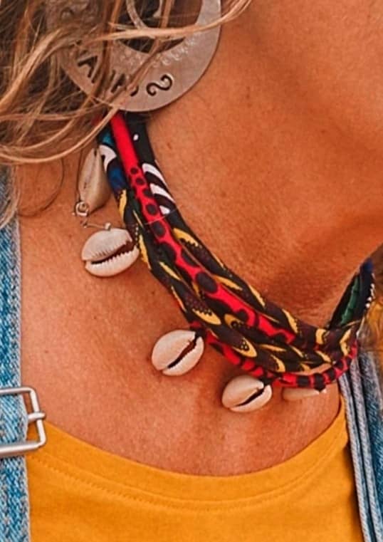 Gargantilla Africana Artesanal de Dakar – Collar de Telas y Caracolas | Edición Limitada - Imagen 4