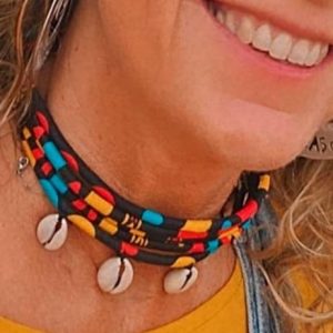 Gargantilla Africana Artesanal de Dakar – Collar de Telas y Caracolas | Edición Limitada