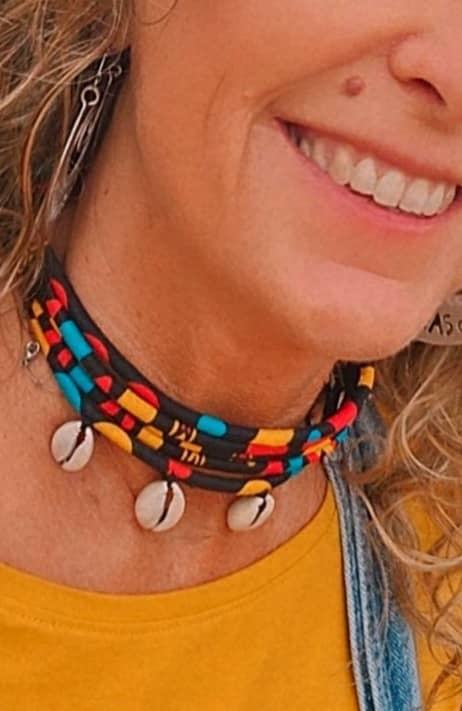 Gargantilla Africana Artesanal de Dakar – Collar de Telas y Caracolas | Edición Limitada