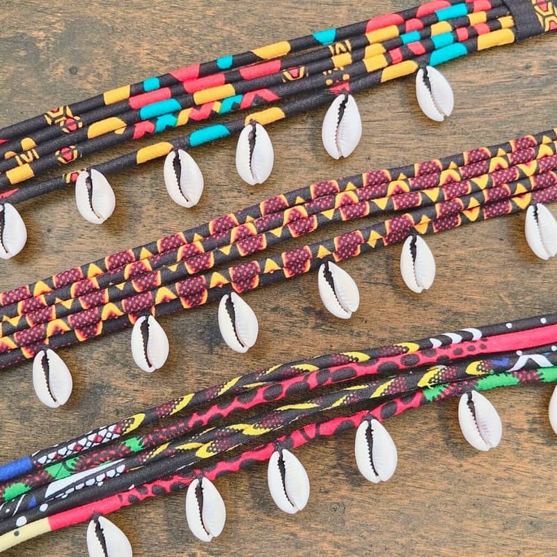 Gargantilla Africana Artesanal de Dakar – Collar de Telas y Caracolas | Edición Limitada - Imagen 2
