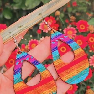 Pendientes Artesanos de Manta Peruana – Joyas Étnicas Multicolor y Ligeras