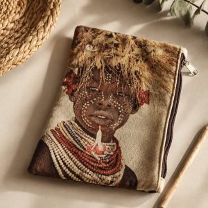 Cartera de Mano de Terciopelo – Rostro Étnico