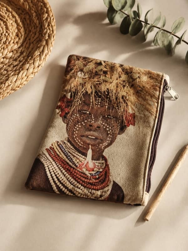 Cartera de Mano de Terciopelo – Rostro Étnico