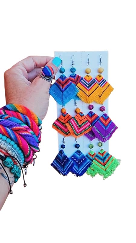 Pendientes "Tesoros del Perú" – Manta Artesanal y Semilla de Tagua – Multicolor
