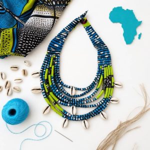 Collar multihebra de tela wax africana azul y verde con caracolas de Sawabona.