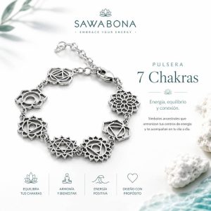 Pulsera plateada de eslabones con los símbolos de los 7 chakras en círculo, colocada sobre una mesa blanca junto a piedras blancas y un fondo con texto informativo de la marca Sawabona.