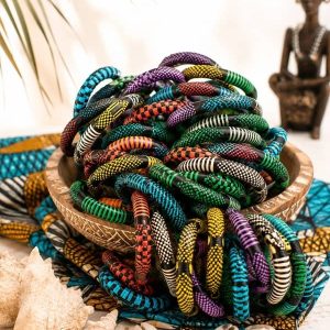 Pack de tres pulseras africanas Dakar elaboradas artesanalmente en Senegal con plástico reciclado, en colores variados y diseños únicos.
