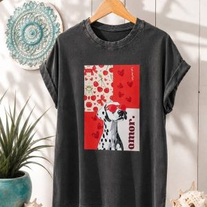 Camiseta gris oscuro de manga corta con efecto lavado e ilustración gráfica en rojo de un perro dálmata con gafas de sol, cerezas y la palabra amor.