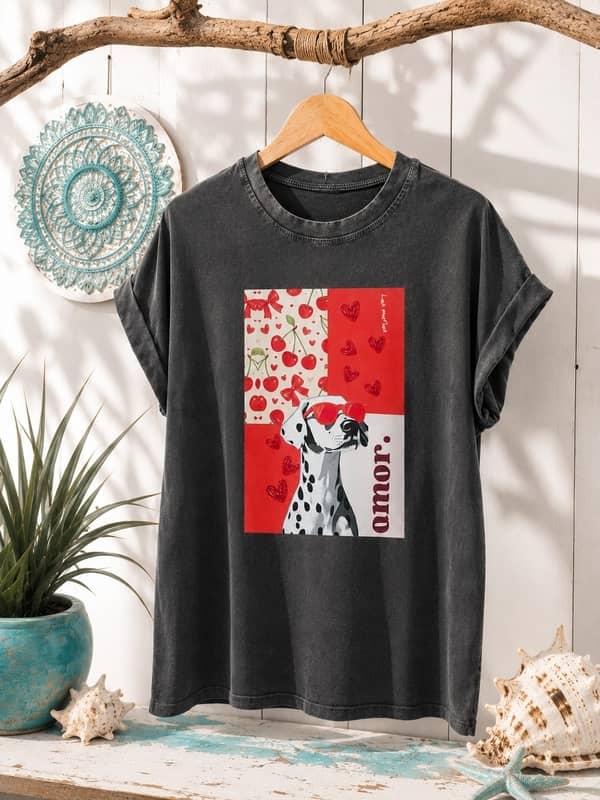 Camiseta gris oscuro de manga corta con efecto lavado e ilustración gráfica en rojo de un perro dálmata con gafas de sol, cerezas y la palabra amor.