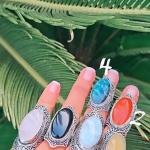 varios modelos de anillos boho de latón envejecido tallado con grandes piedras naturales ovaladas importados de la India