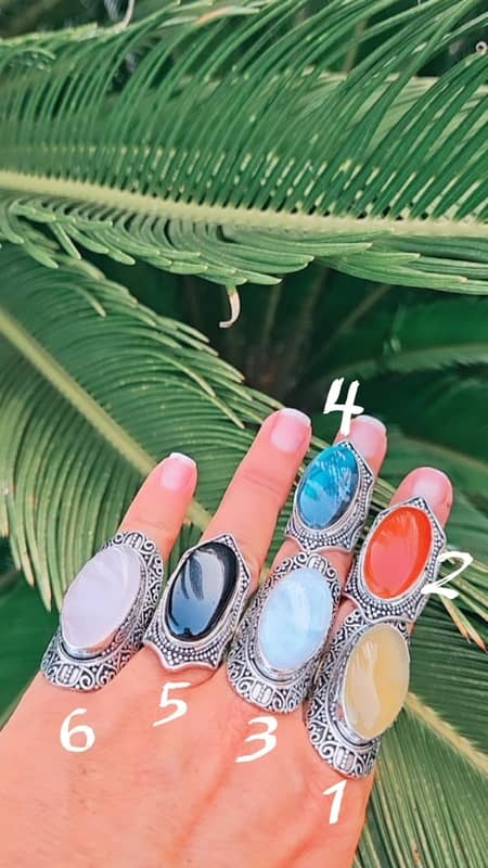 varios modelos de anillos boho de latón envejecido tallado con grandes piedras naturales ovaladas importados de la India
