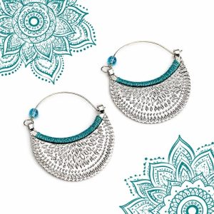 Argollas artesanales de aluminio e hilo encerado turquesa con diseño de mandala hechas en Canarias.