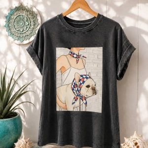 Camiseta gris oscuro de manga corta con efecto lavado e ilustración central de una mujer con un perro bulldog francés.