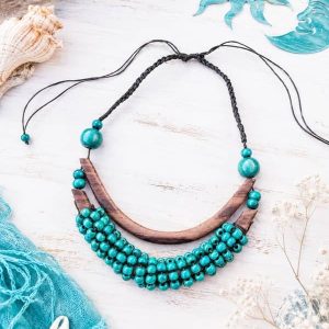 Collar étnico artesanal con barra de madera curvada y filas de cuentas de madera verde