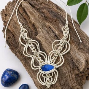 Colección de collares de macramé hechos a mano con diferentes piedras naturales minerales y hilos de colores.