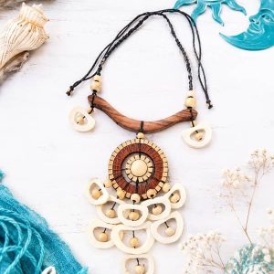 Collar étnico artesanal de madera tallada con gran colgante geométrico de estilo tribal tailandés