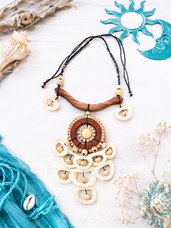 Collar étnico artesanal de madera tallada con gran colgante geométrico de estilo tribal tailandés