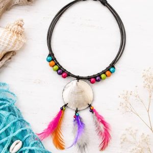 Collar étnico artesanal de Tailandia con colgante redondo de concha de nácar, plumas de colores vibrantes y cuentas.