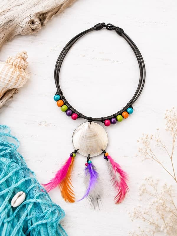 Collar étnico artesanal de Tailandia con colgante redondo de concha de nácar, plumas de colores vibrantes y cuentas.