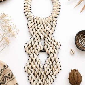 Maxi collar africano de conchas cauri blancas hecho a mano en Senegal