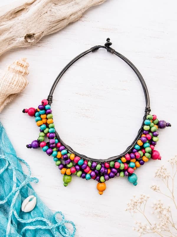Collar étnico artesanal de Tailandia con cuentas redondas de madera multicolor