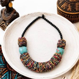 Collar-africano-artesanal-de-tela-reciclada-y-bolas-de-ceramica-celestes