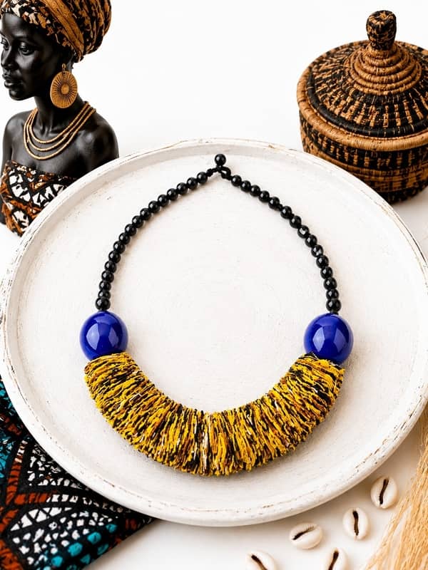 Collar-africano-artesanal-de-tela-reciclada-y-bolas-de-ceramica-azul