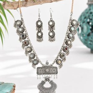 Conjunto de collar y pendientes de latón de estilo turco con acabados de filigrana plateada, espejos incrustados y cuentas colgantes de estilo étnico.