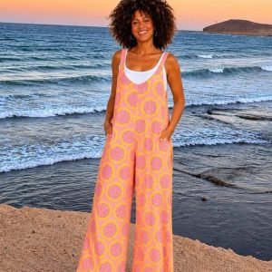 Mono largo de tirantes con nudo 100% algodón color rosa y amarillo con estampado de girasoles y pantalón ancho.