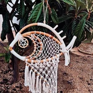 Móvil decorativo de pez en macramé colgante para decoración marinera de porche o salón.