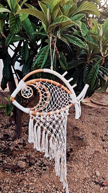 Móvil decorativo de pez en macramé colgante para decoración marinera de porche o salón.