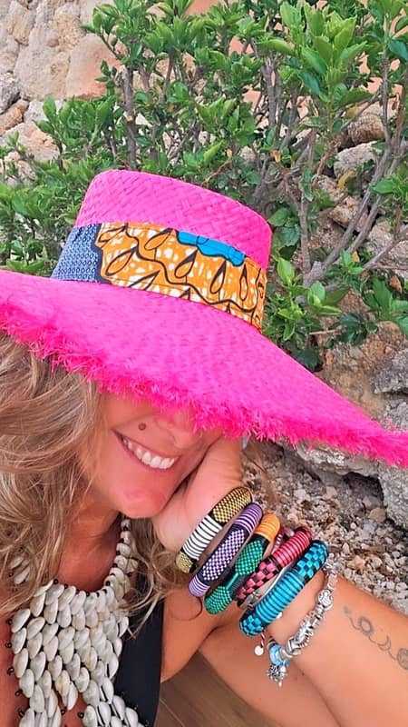 Sombrero playero tipo pamela color fucsia decorado con banda de tejido estampado estilo africano