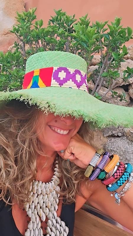 Pamela de paja color verde con ala deshilachada y cinta de tela con estampado africano colorido
