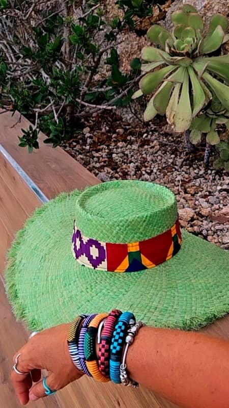 Pamela de Paja con Cinta de Tela Africana – Colores Verde y Fucsia - Imagen 3