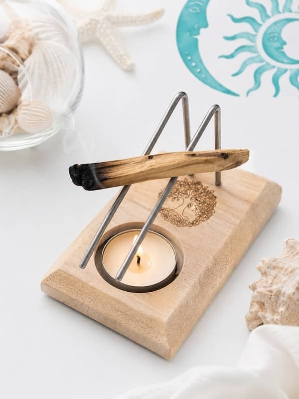 Quemador artesanal de palo santo con base de madera grabada con el Arbol de la Vida