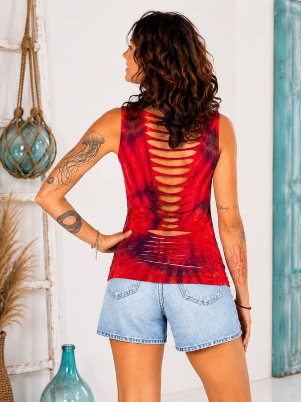 top de tirantes rojo con la espalda totalmente rasgada y efecto tie-dye
