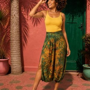 Falda pantalon de estilo hippie con estampado tie dye verde y ocre de rayon con abertura lateral para mujer